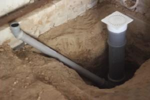 Предварительная установка канализационной трубы с трапом