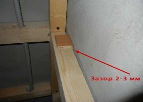 Правильно брусок крепить к бетонным стенам через проставки толщиной 2-3 мм, чтобы оставлять вентиляционный зазор