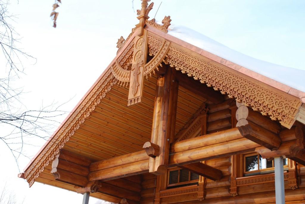 Резная крыша бани в традиционном стиле