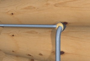 Проход проводов через деревянную стену возможен только с использованием гильзы и несгораемого наполнителя