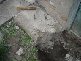 Демонтаж отмостки, разбивка старого бетона