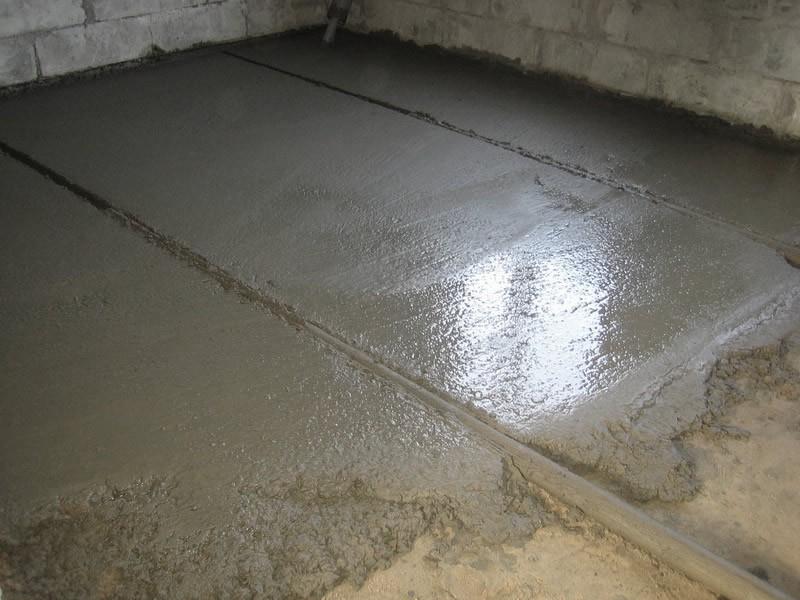 Заливка бетона поверх песчаной подушки
