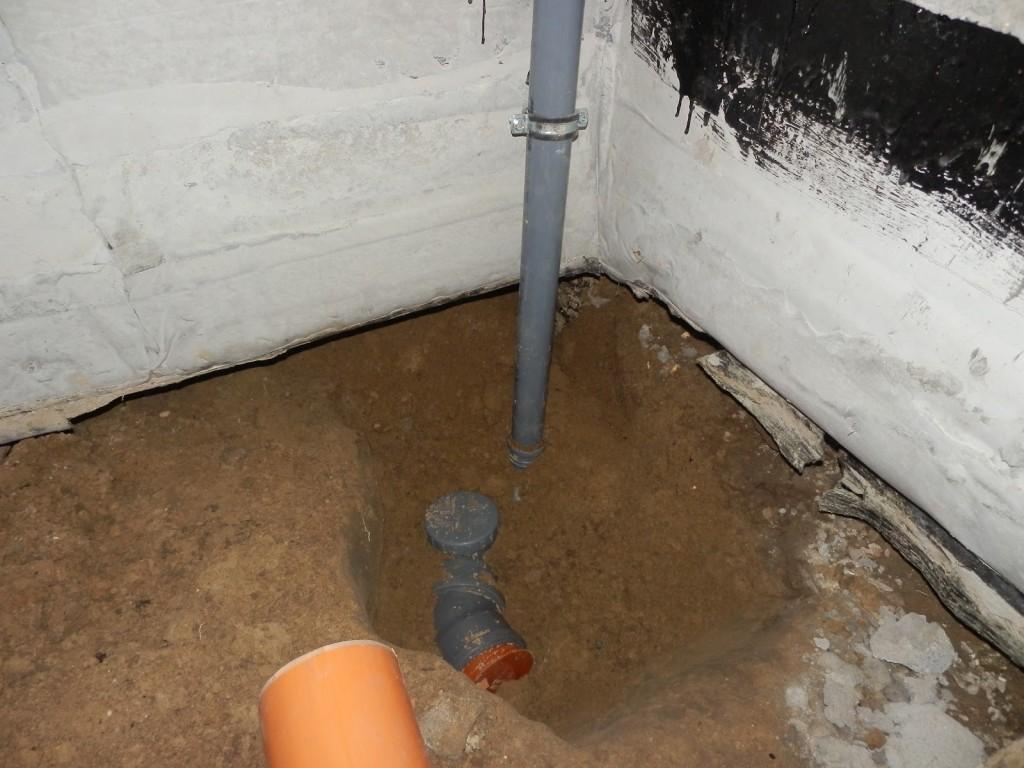 Пример выполнения монтажа канализационных труб в бане