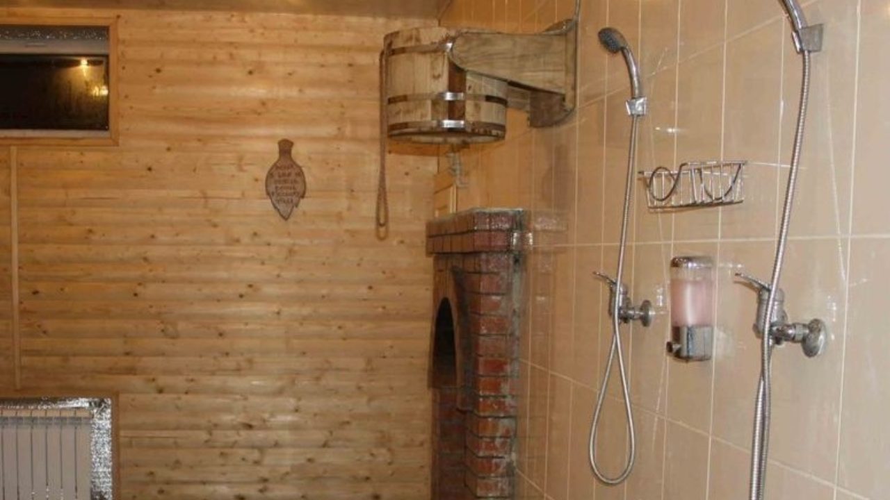 душ в деревянной бане