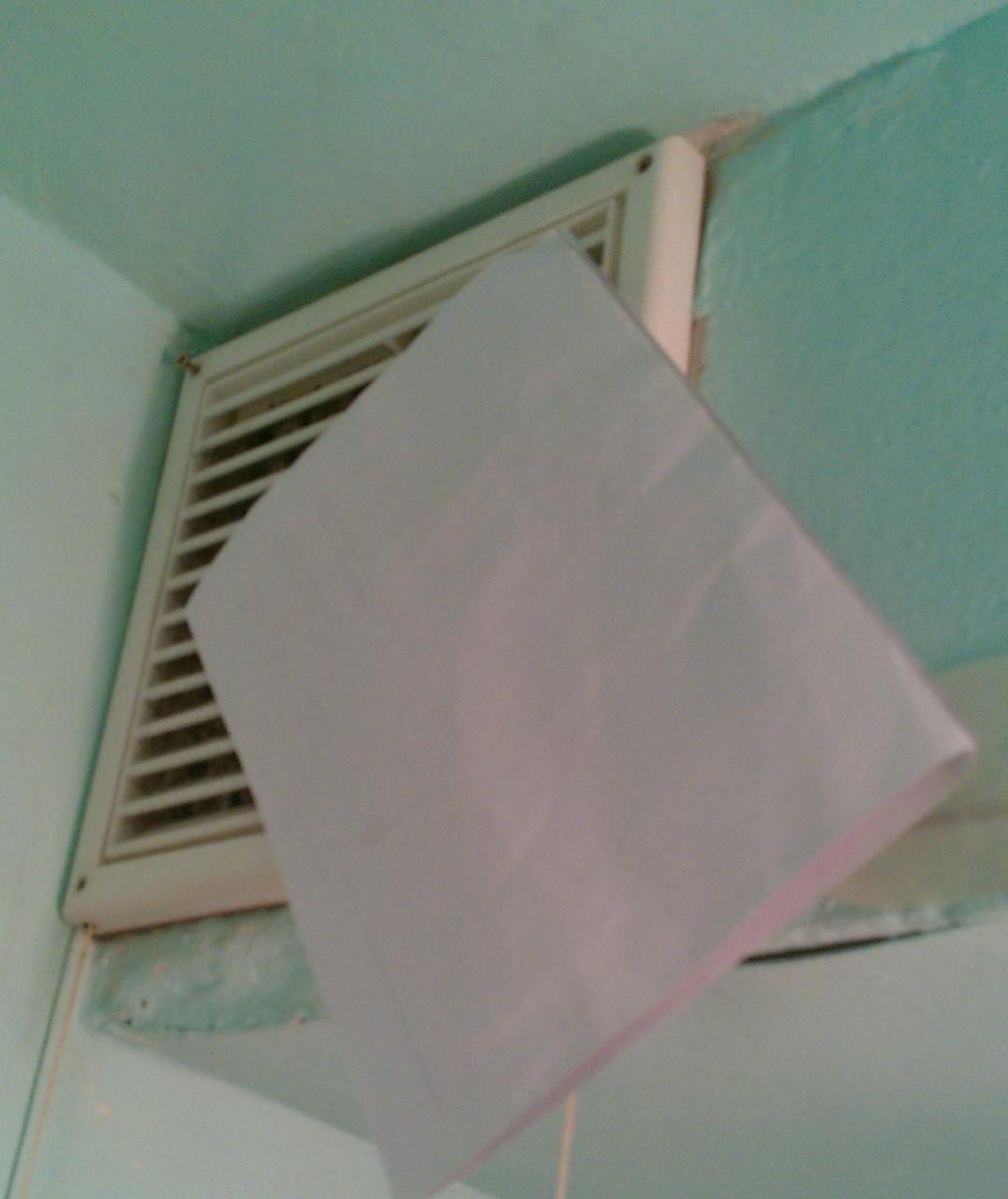 Проверка вентиляции с помощью бумажки