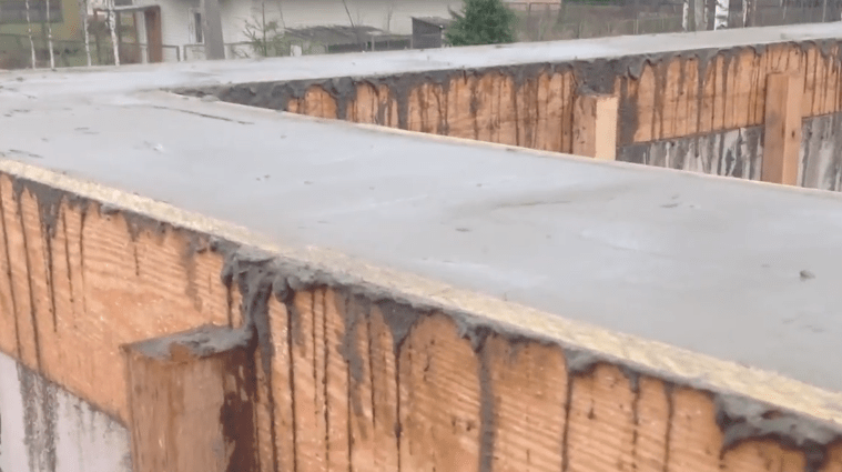 Поверхность залитого бетона выровнена